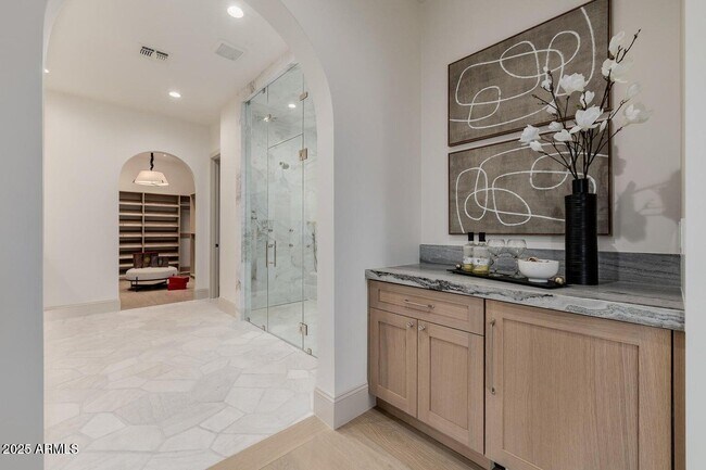 Building Photo - 3301 E Elm St