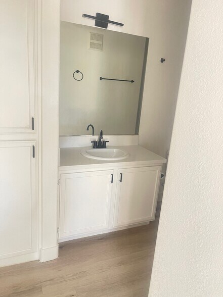 Building Photo - 1050 E Cactus Ave