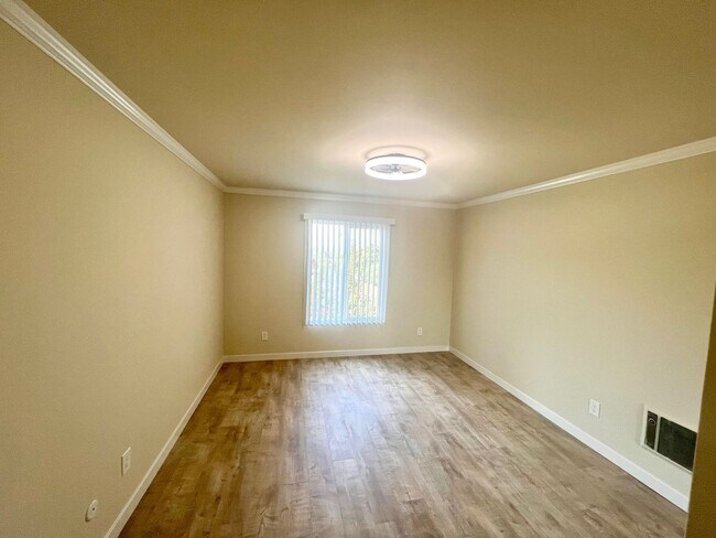 Building Photo - Newly Renovated 3rd Floor with View - One ...