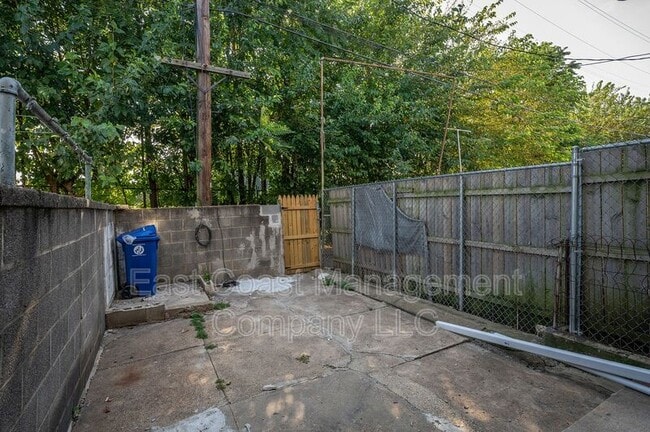 Building Photo - 425 N Curley St