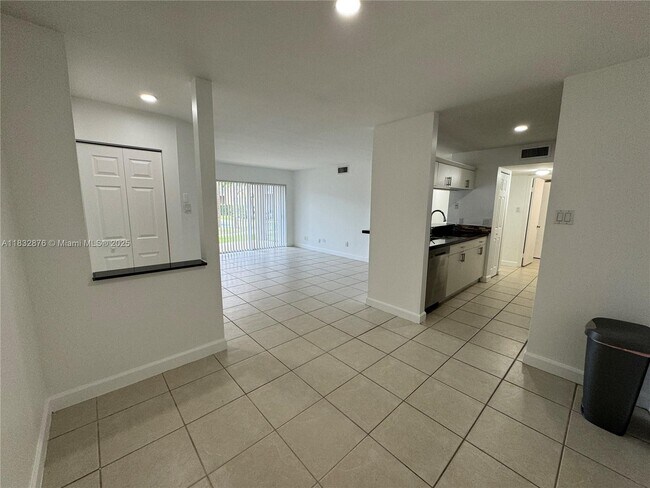Building Photo - 10410 SW 157th Ct