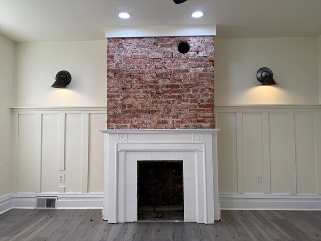 Building Photo - Updated 3BR 1 bath house now showing!