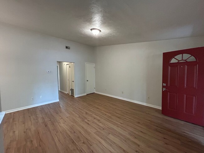 Building Photo - Updated GreenLeaf 2/1