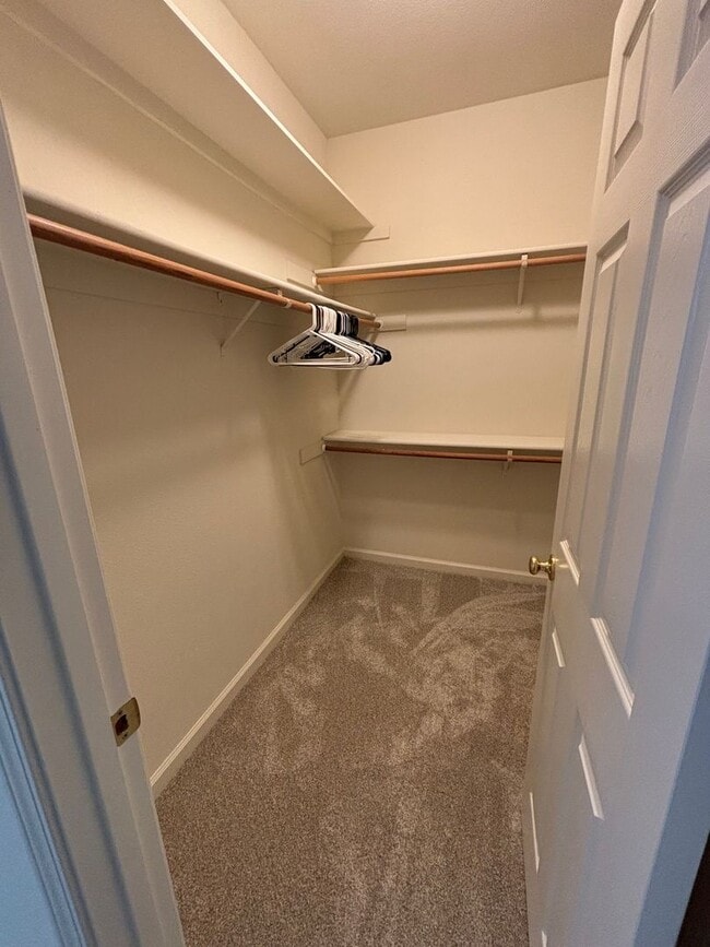 Building Photo - 4 bedroom 2.5 Bathroom Skyhawk Single Fami...