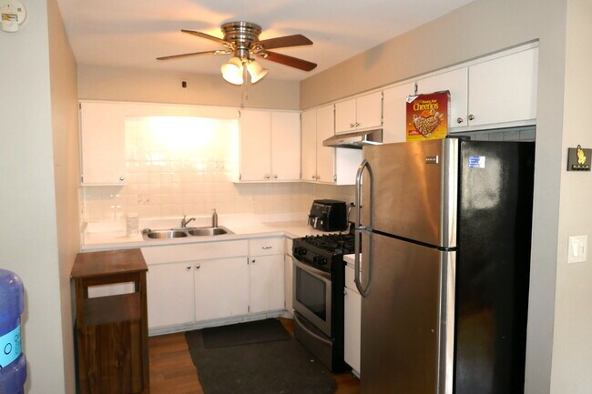 Building Photo - 2 Bedroom 1 bath in Oak Park