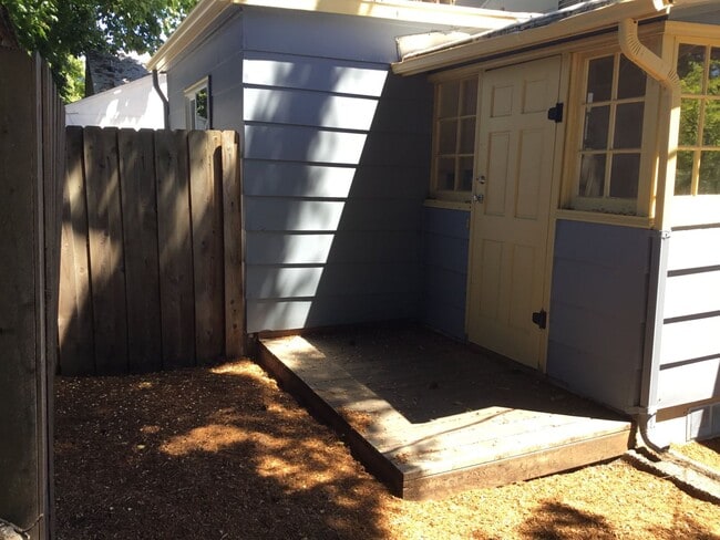 Building Photo - 2 Bedroom House in Springfield