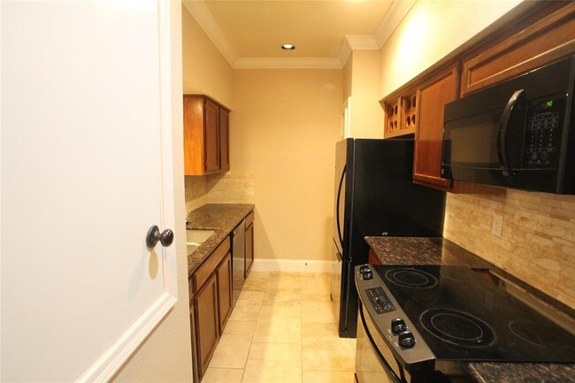 Building Photo - 17627 Red Oak Dr