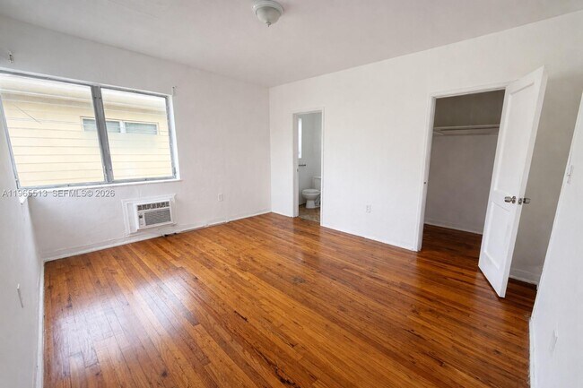 Building Photo - 945 Bay Dr