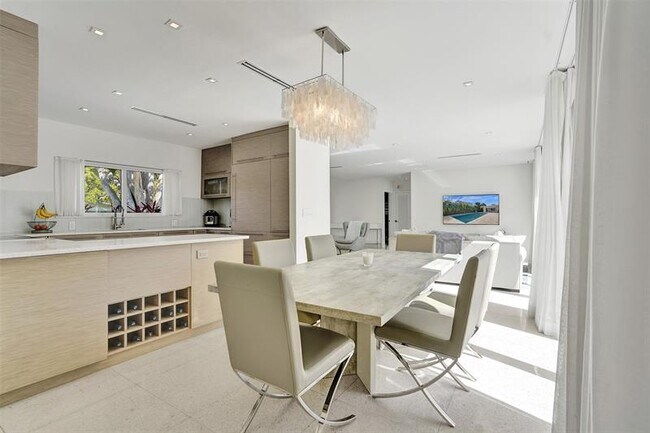 Building Photo - 2514 Yacht Club Blvd