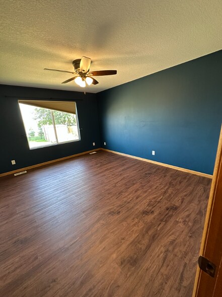 Building Photo - 585 SE Crabapple Dr