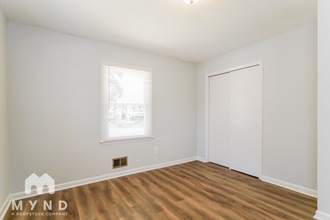 Building Photo - 706 Pond St
