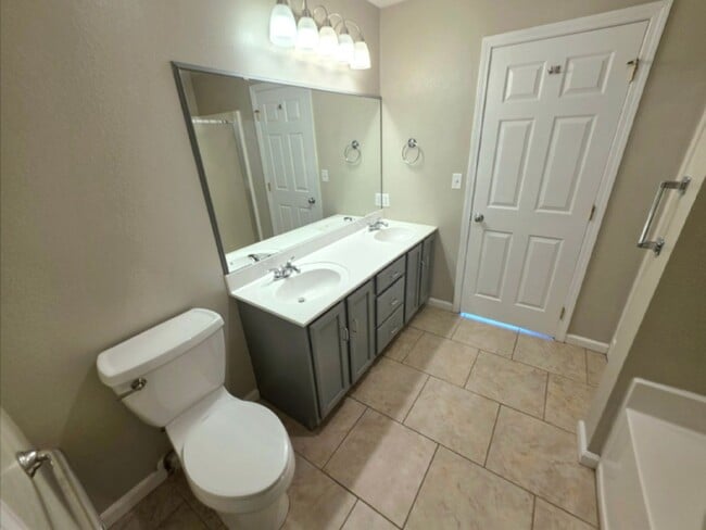 Building Photo - Large 4 Bed / 3 Bath House in Residential ...