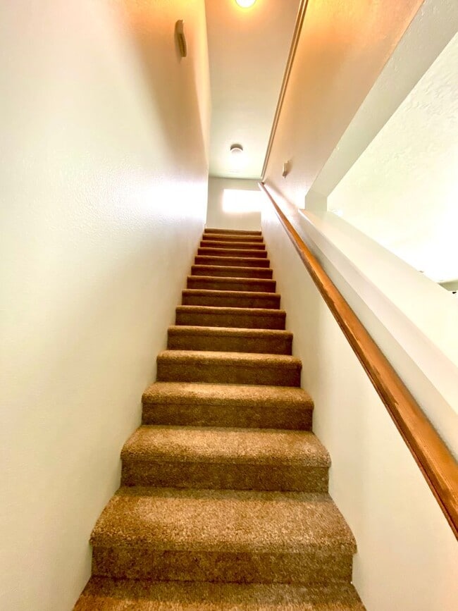 Building Photo - 3 Bedroom 2.5 Bath w/Community Pool AVAILA...