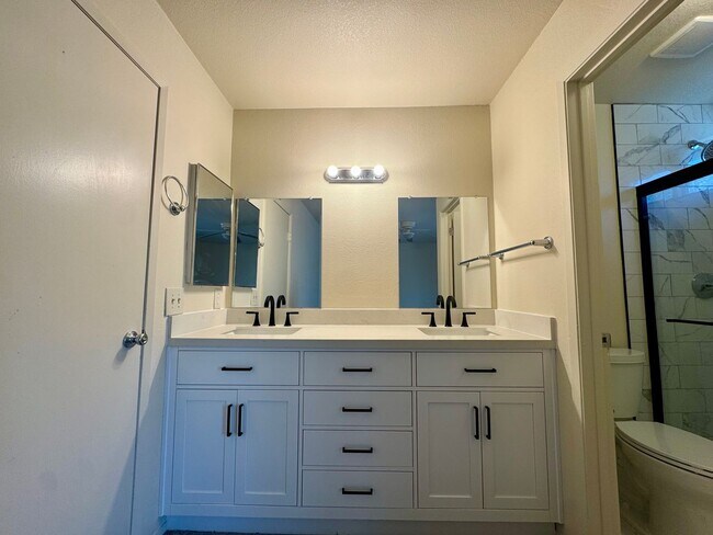 Building Photo - Bright 4 Bedroom 2 Full Bathroom Home with 2 Car Garage!