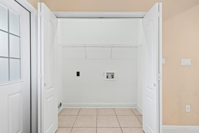 Building Photo - 528 Maple Ave