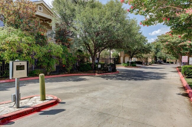 Building Photo - 16100 S Great Oaks Dr