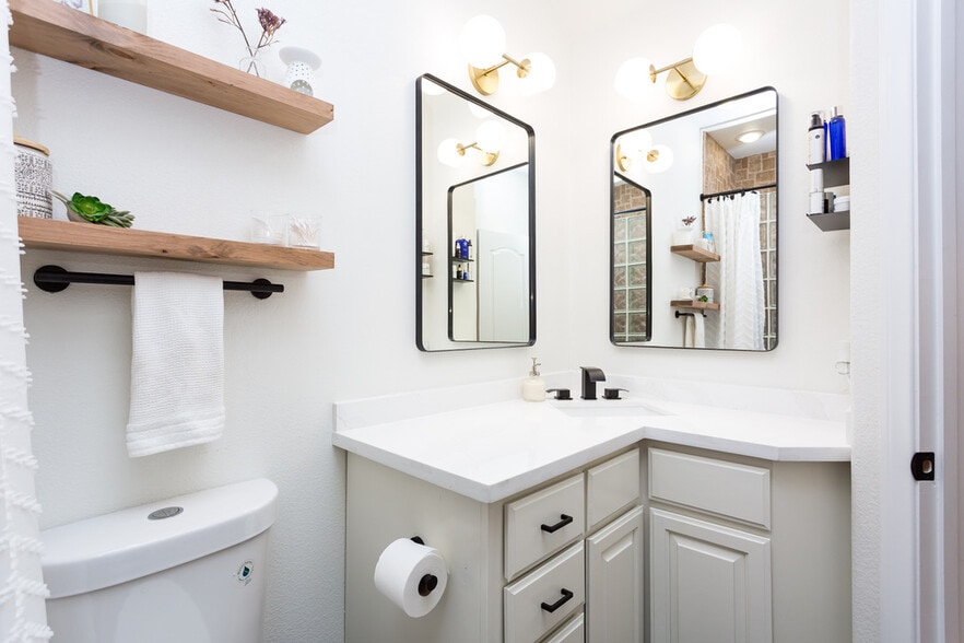 Building Photo - 919 W Lewis St