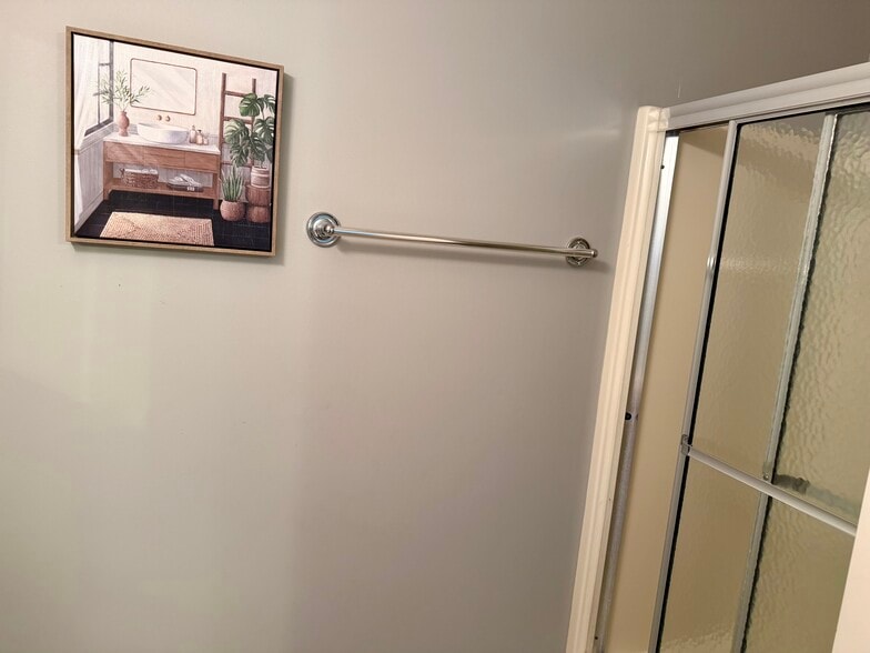 master bedroom full bath - 1402 Crusade Dr