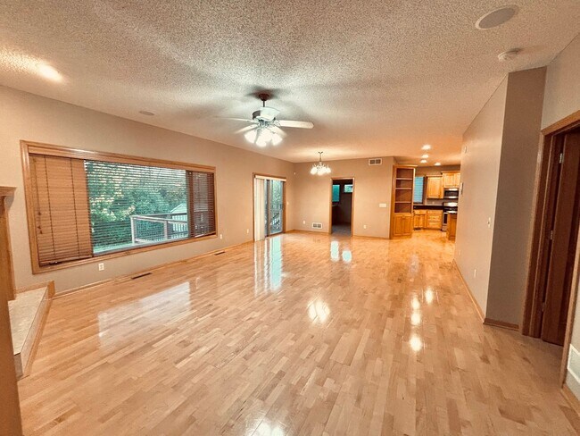 Building Photo - Huge 5 bed home located in Maple Grove!