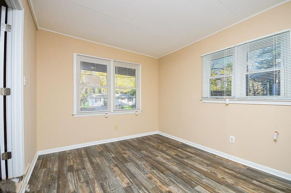 Building Photo - 185 Oak Dr SW