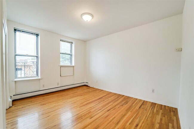 Building Photo - 624 Park Ave