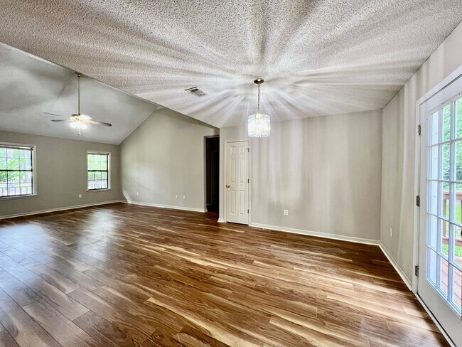 Building Photo - 3 bedroom 2.5 bath home