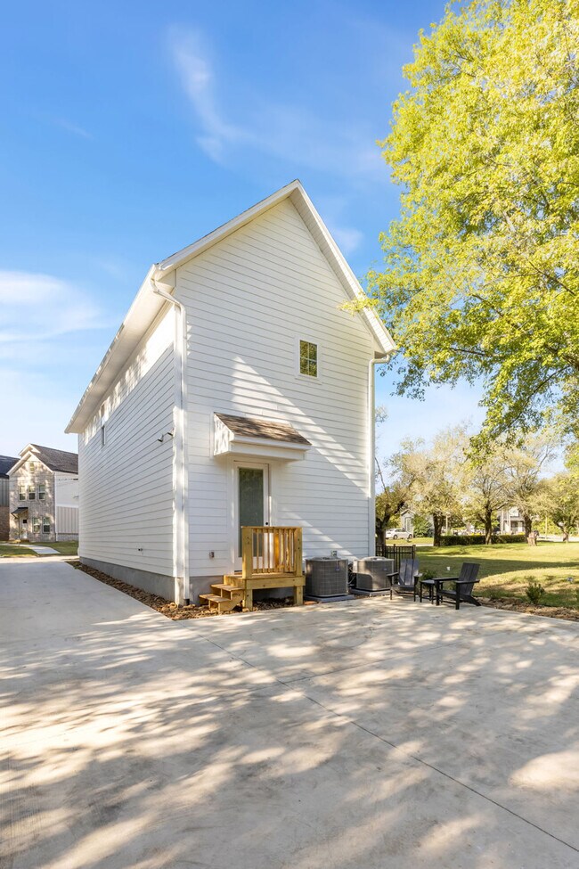 Building Photo - 1337 Van Buren Ave