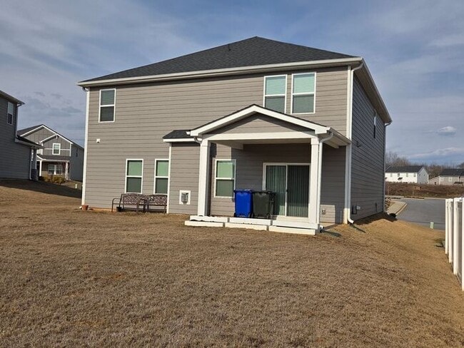 Building Photo - Beautiful and spacious! Ready for move in!