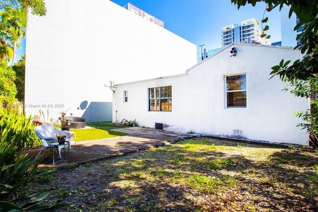 Building Photo - 1022 SW 3rd Ave