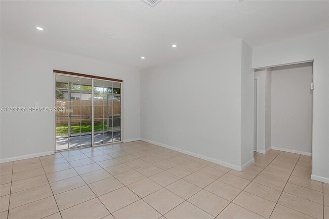 Building Photo - 621 N 70th Way