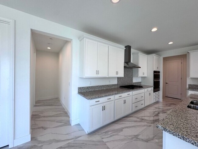 Building Photo - Spacious 5BD/3BA Home with Loft, Solar & B...