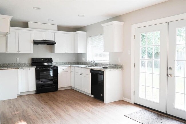 Building Photo - 10311 Royal Oaks Dr