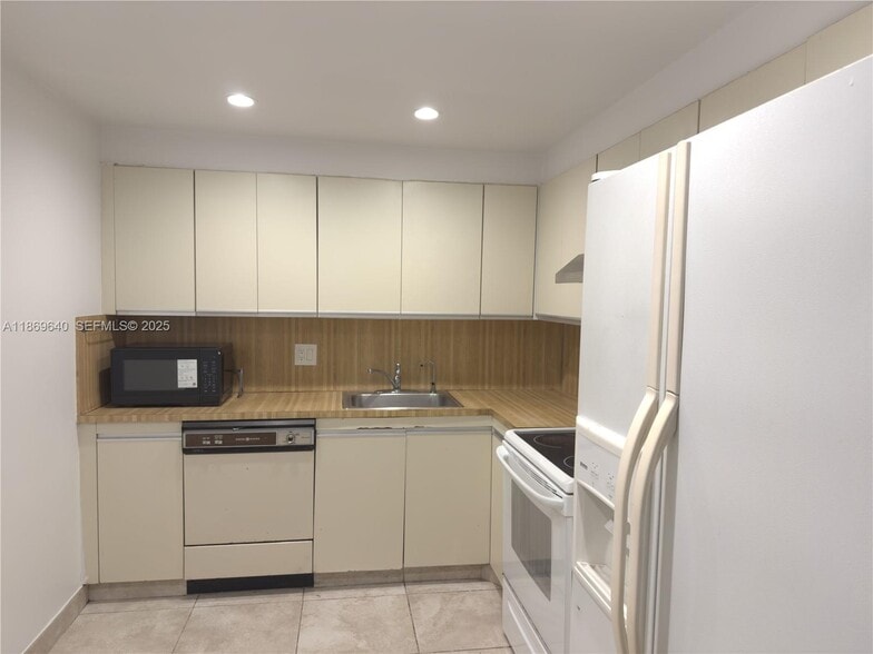 Building Photo - 2500 Parkview Dr