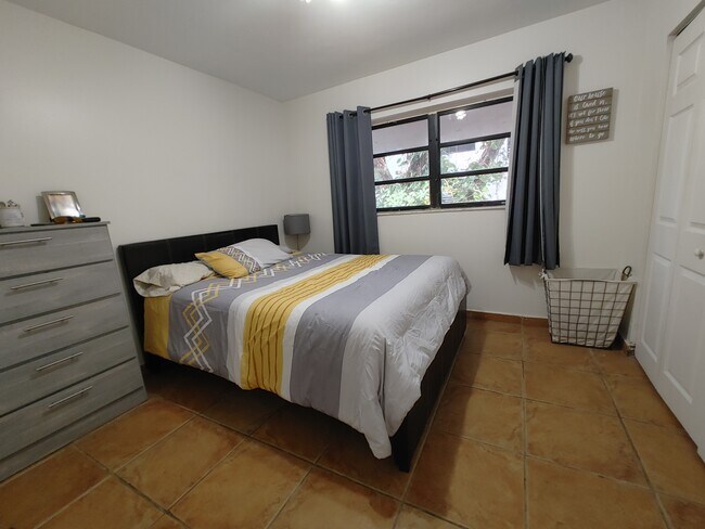 Building Photo - 1901 NW S River Dr