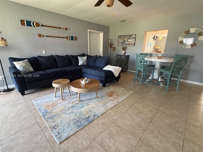 Building Photo - 333 Palm Cir