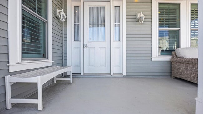 Building Photo - 701 E 8th St