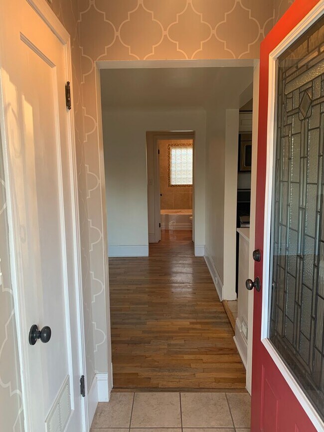Building Photo - 3 bedroom 2 bath home centrally located!