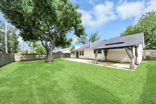 Building Photo - 1104 N Heron Dr