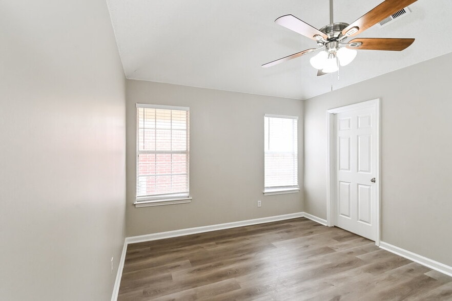 Building Photo - 7045 Kings Crown Dr