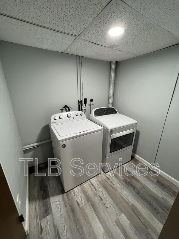 Building Photo - 519 School St