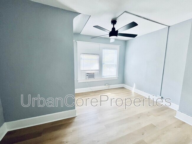 Building Photo - 144 7th Ave N