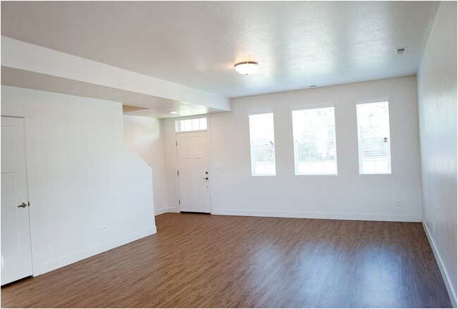 Building Photo - 372 W 200 N