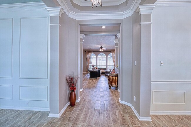 Building Photo - 2123 Meadow Park Cir
