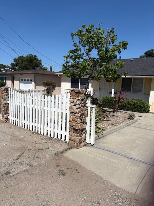 Building Photo - Beautiful 3 Bedroom, 1 Bathroom house