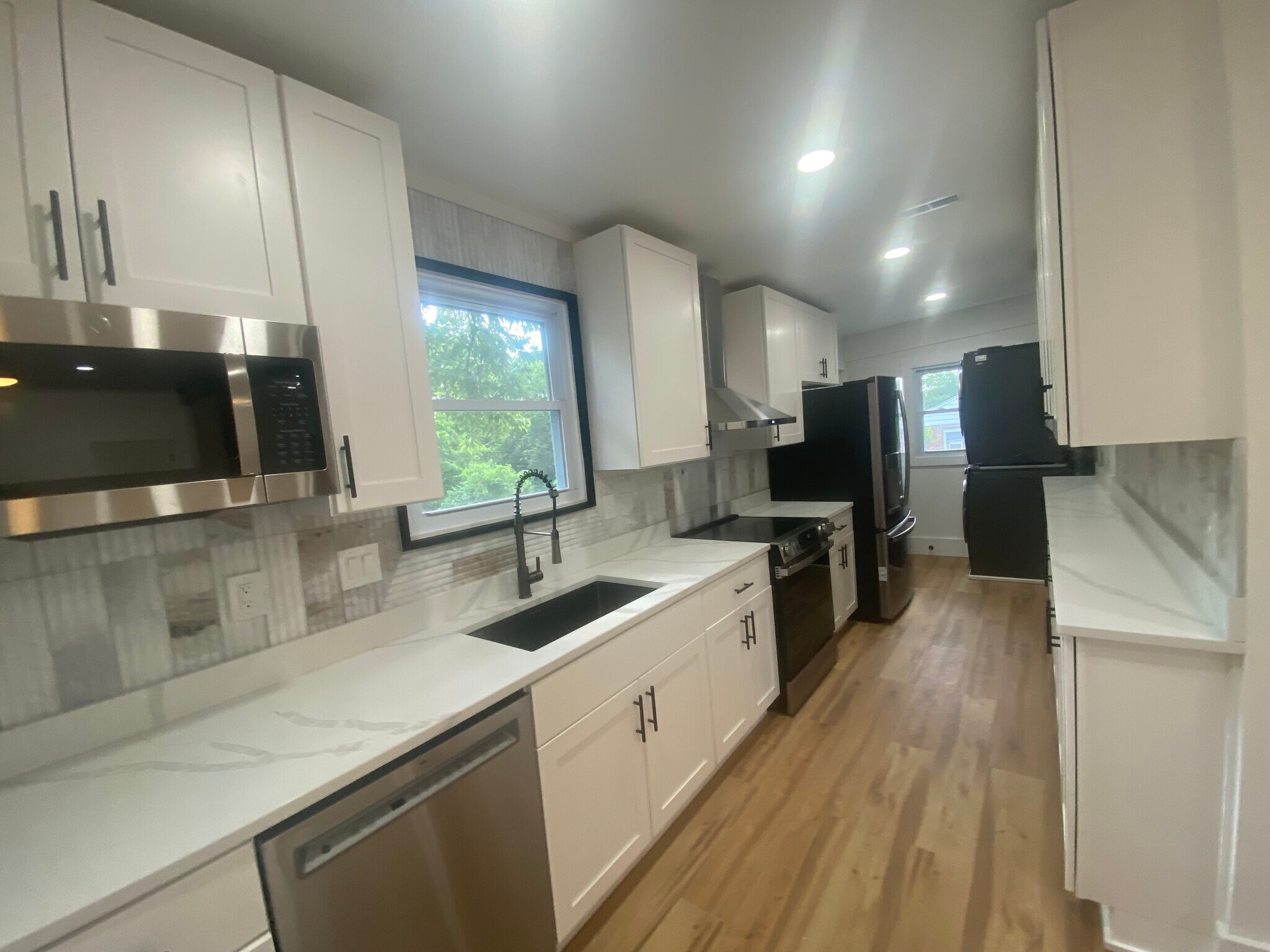 Full kitchen with in-unit washer dryer - 3409 Fernside Pl