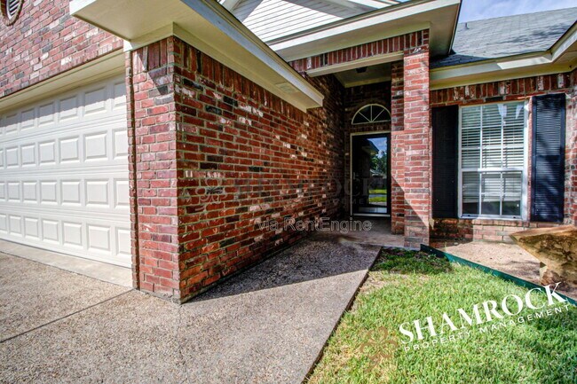 Building Photo - 3005 Comanche Trail