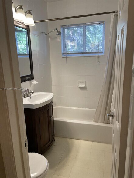 Building Photo - 14825 NE 9th Ct
