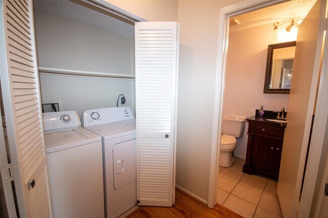 Building Photo - 12133 Bob White Dr