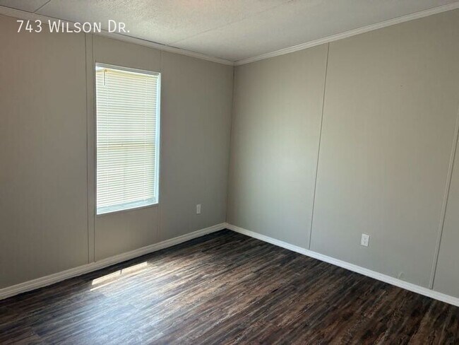 Building Photo - 743 Wilson Dr