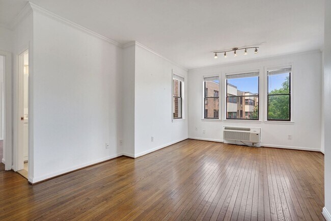 Building Photo - One month free rent with a lease start dat...